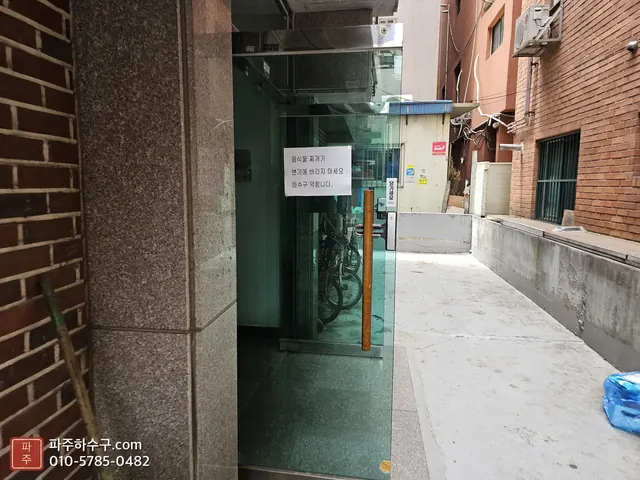 건물 출입구와 좁은 골목